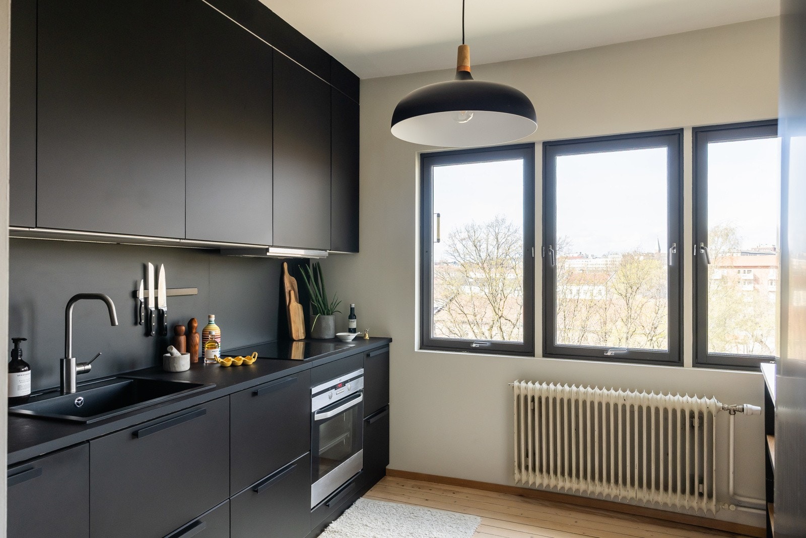 Integrerte hvitevarer som oppvaskmaskin, stekeovn og koketopp (2023) og nisje for kjøleskap. Galleribilde