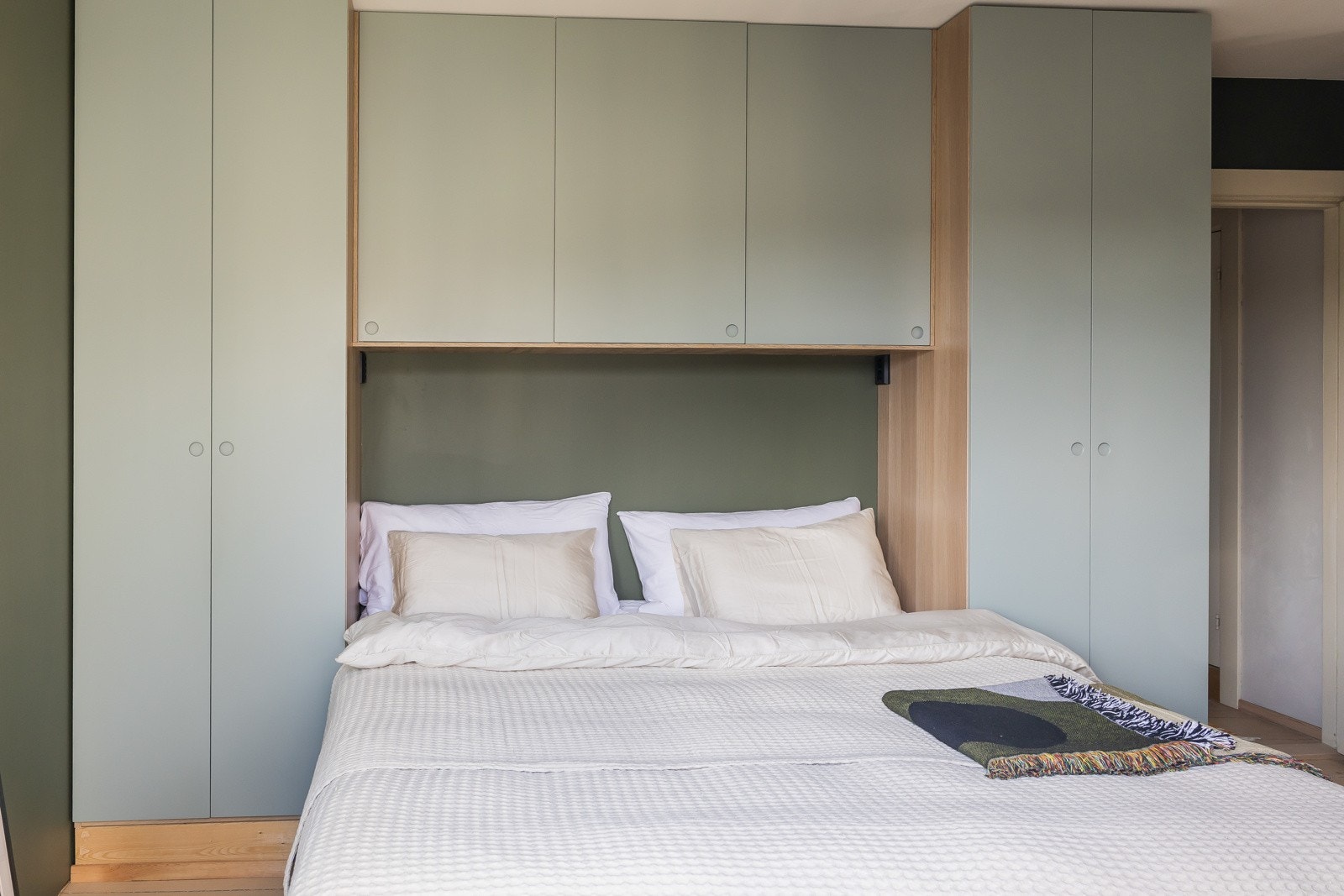 Skreddersydd garderobeløsning fra 2023 med fronter fra Noremax. Galleribilde