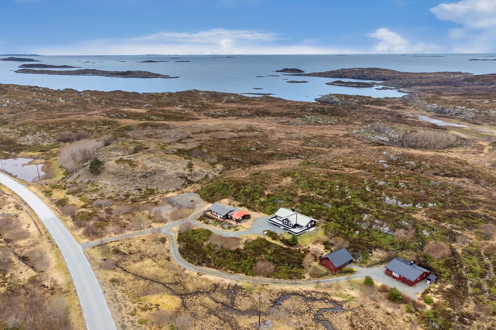 Eiendommen ligger like i nærheten av Småge fergekai. Galleribilde