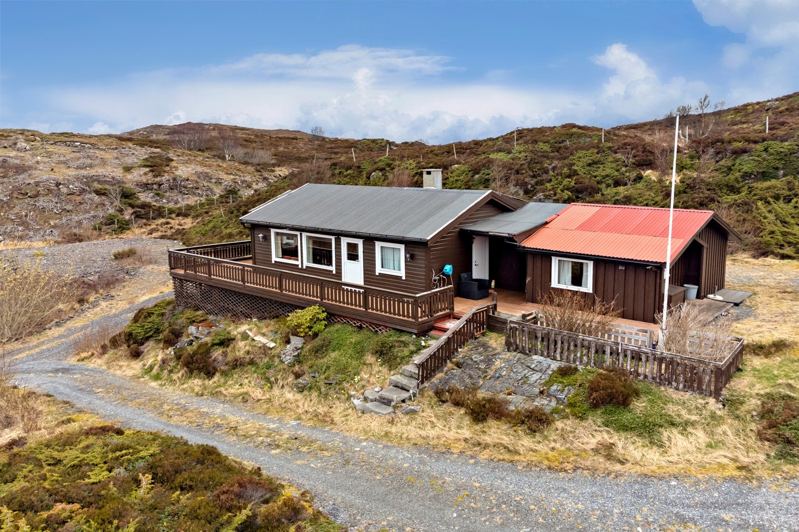 Einedommen består avf hytte med tilbygg. Galleribilde