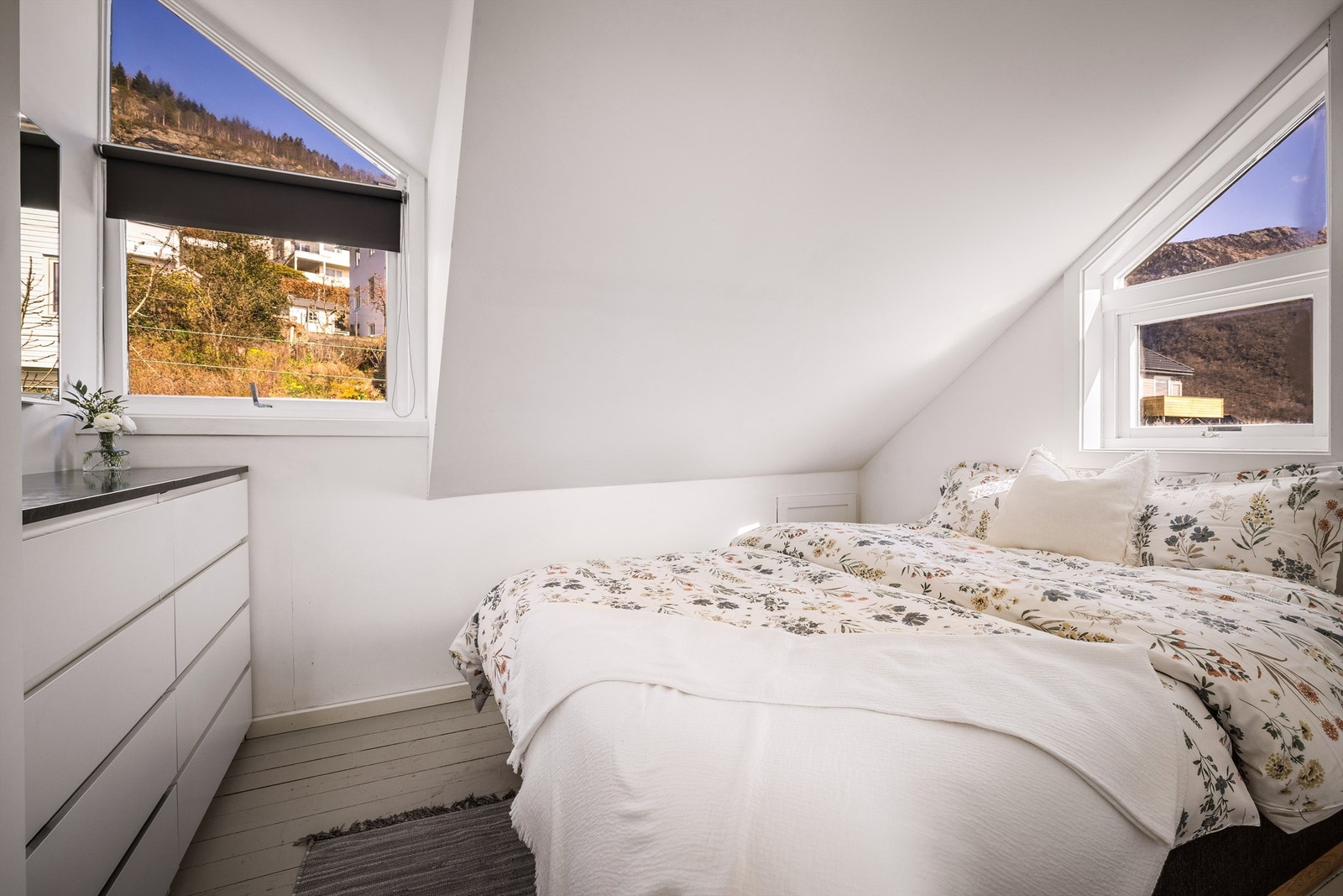 Pent soverom med store vindusfelt. Galleribilde