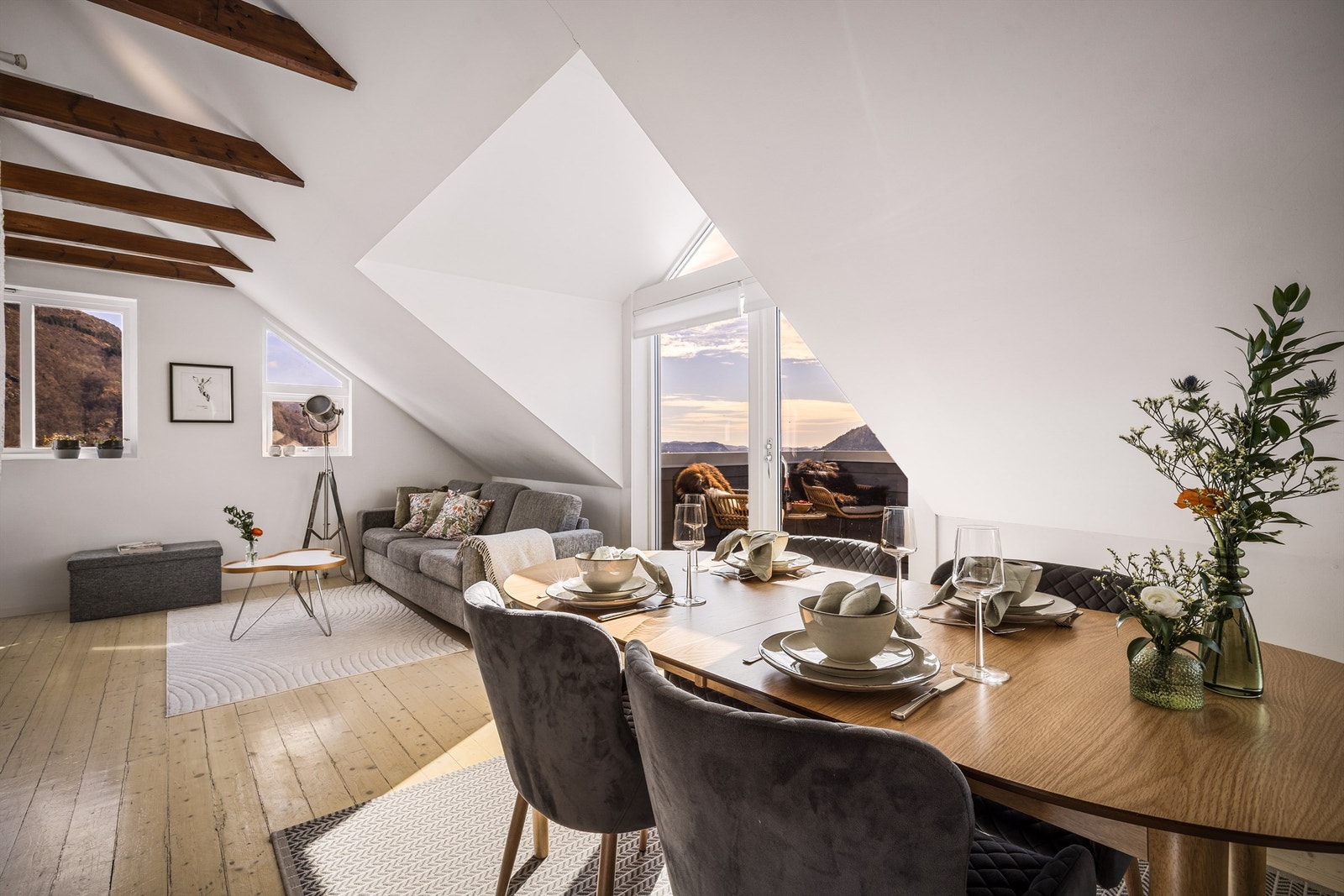 Det er fin plass til både sofa og spisebord i rommet. Galleribilde