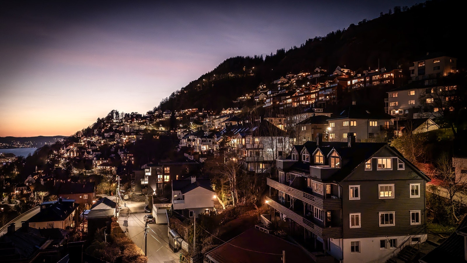 Ole Irgens vei 22 har en nydelig plassering i Fjellsiden med rask tilkomst til flotte turområder. Galleribilde