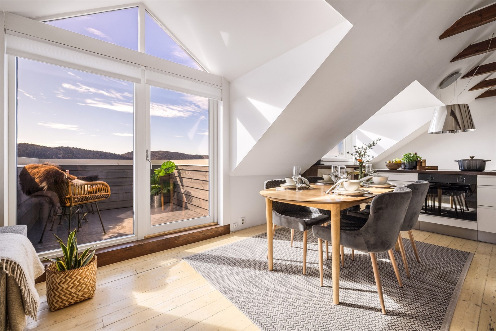 Det er god plass til spisebordgruppe i rommet. Galleribilde