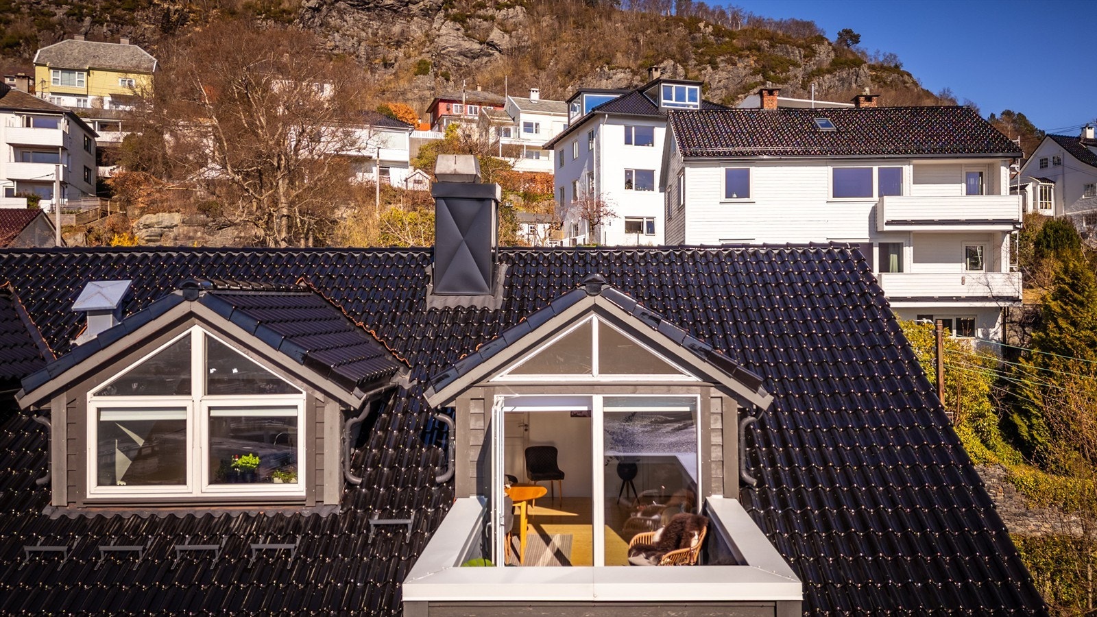 Toppleiligheten ligger i et ettertraktet og etablert boligområde. Galleribilde
