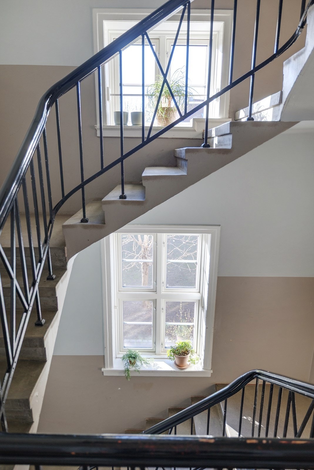 Felles trapperom som tar deg direkte opp til leiligheten. Galleribilde