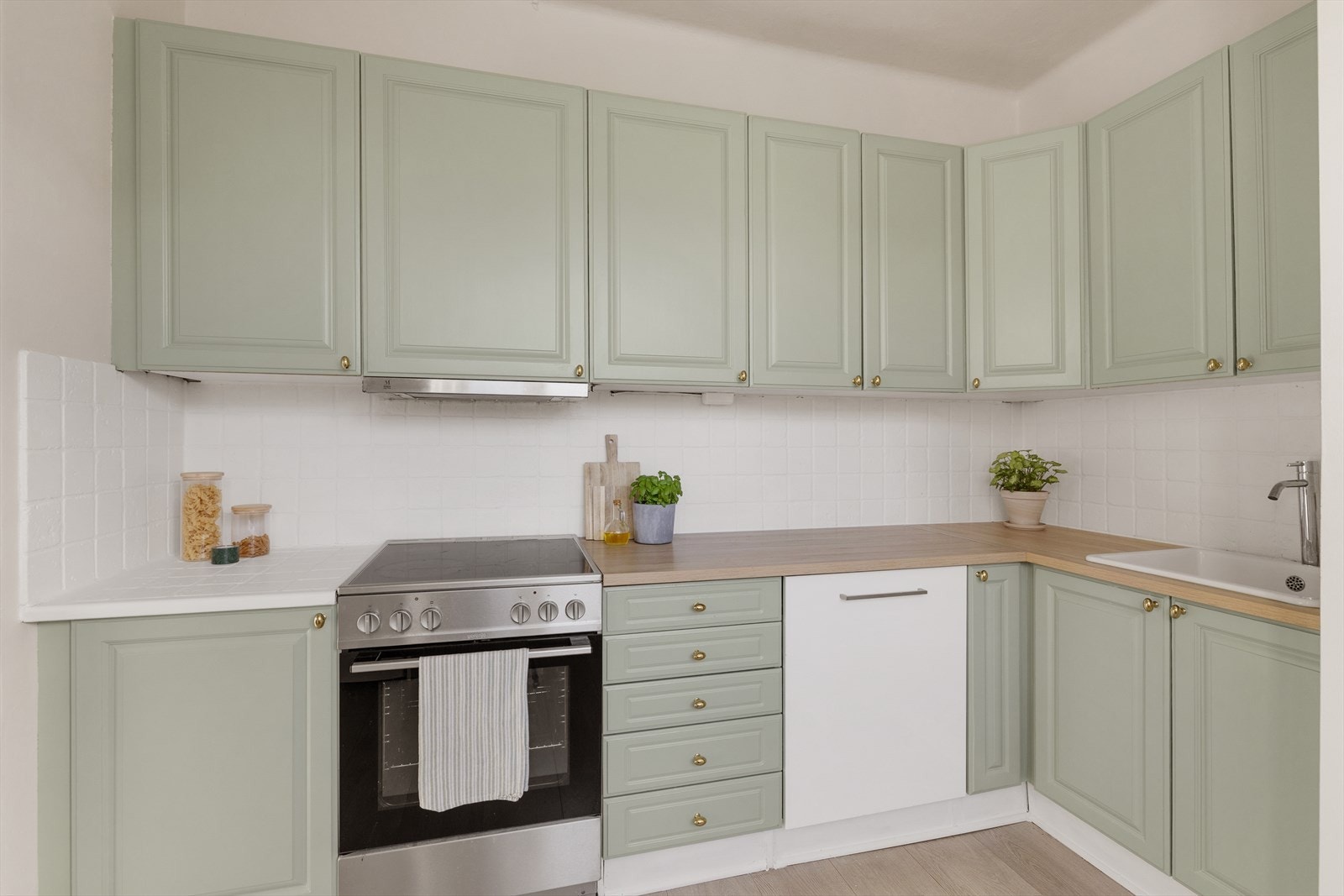 Stort og praktisk kjøkken med rikelig benke- og skapplass. Galleribilde