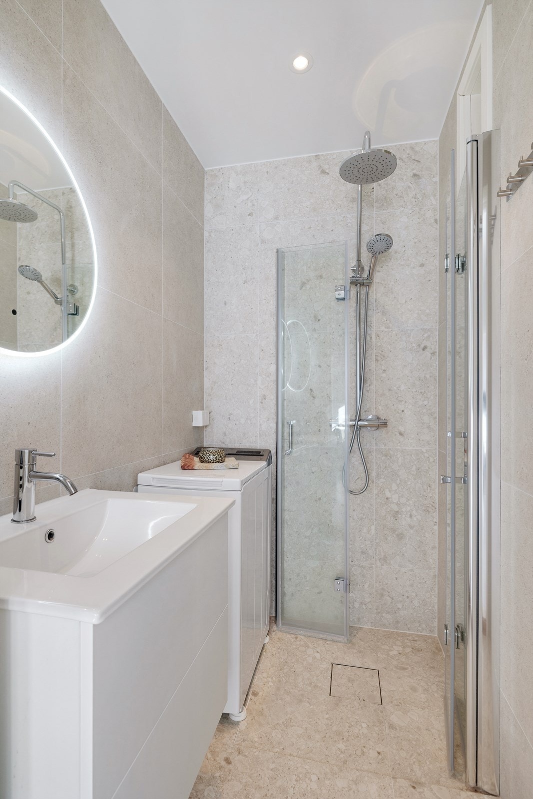 Det er gulvvarme og opplegg for vaskemaskin. Galleribilde