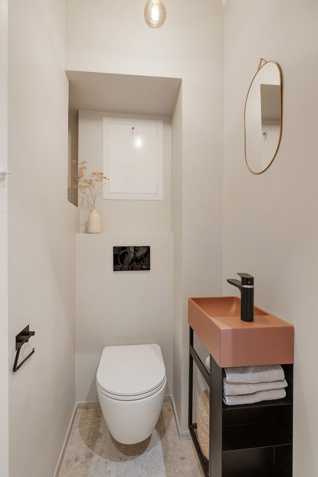 Separat toalettrom også pusset opp i 2023. Galleribilde