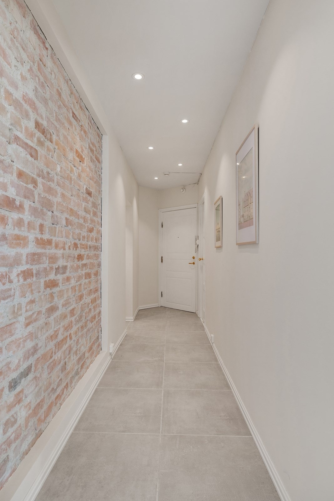 Leiligheten har en stor entré med flislagt gulv. Galleribilde