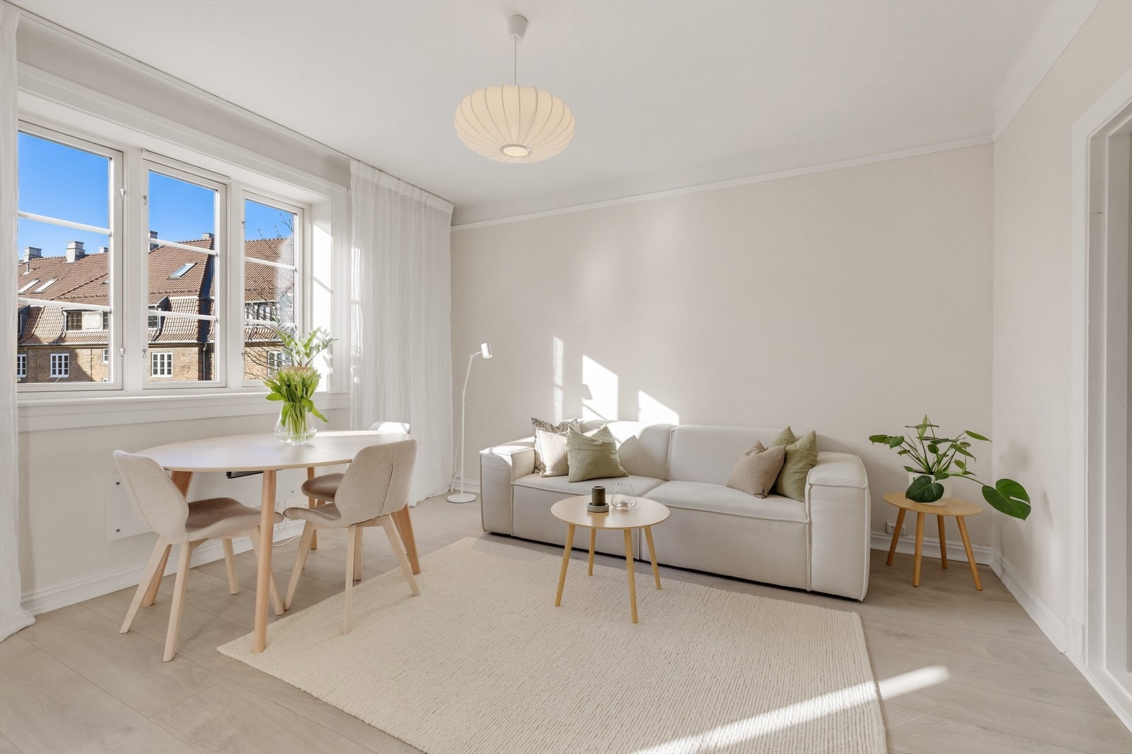 Den god takhøyden og de store vinduene skaper en god atmosfære. Galleribilde