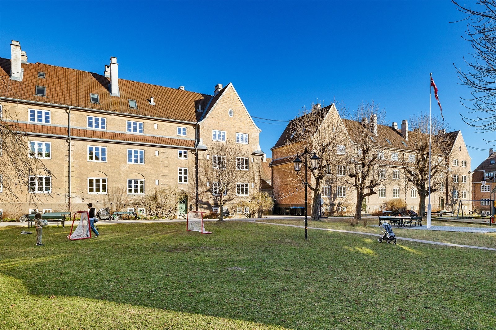 Stor felles bakgård. Her er det god plass for de små og store. Galleribilde