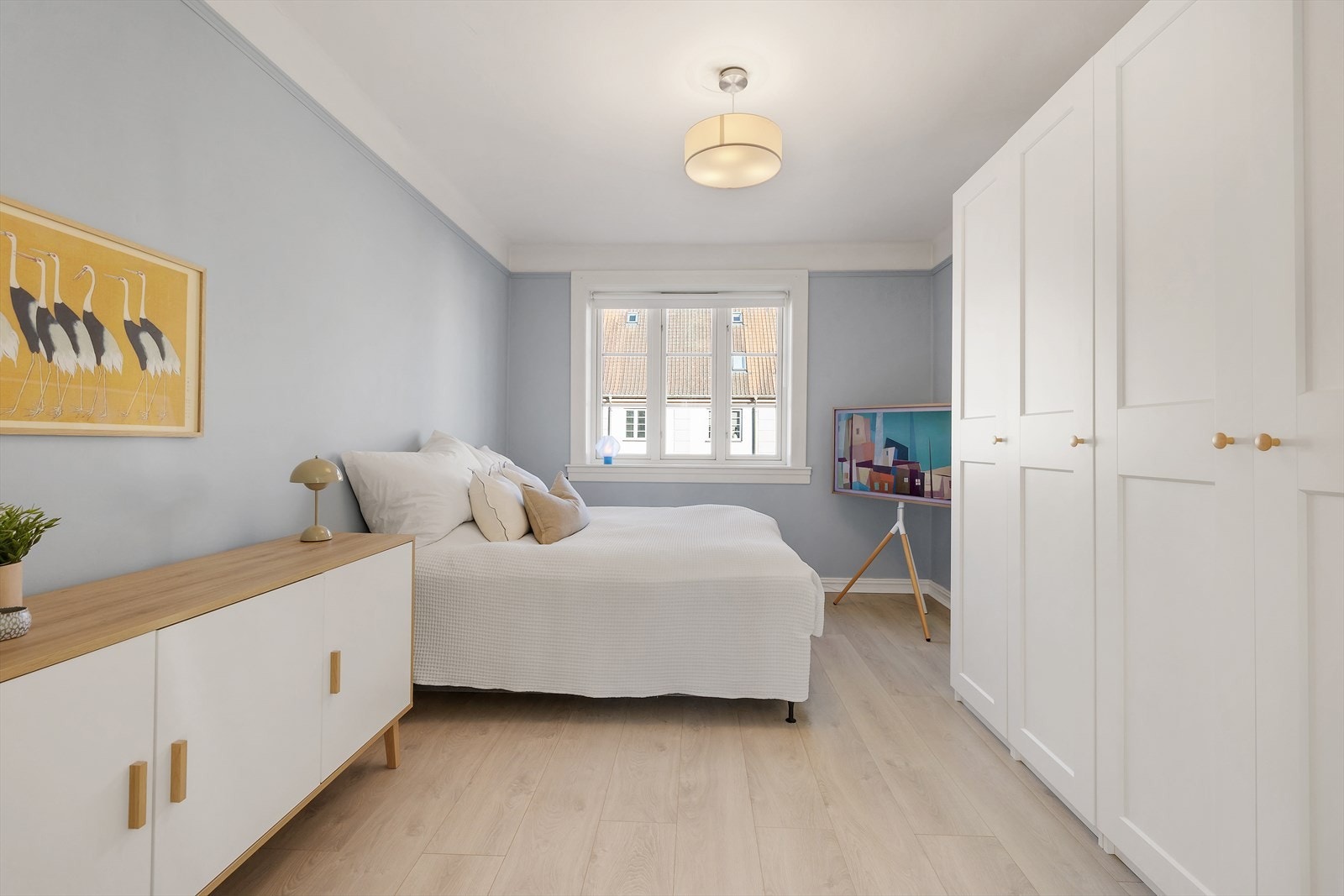 Leiligheten har et stort soverom med god plass til en dobbeltseng og tilhørende møblement. Galleribilde