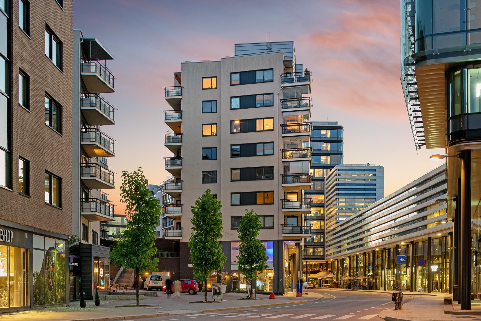 Karenslyst allé fremstår som en av byens mest ekspanderende og populære gater med et rikt og spennende utvalg av mote, interiør, kafé/restaurant, etc Galleribilde