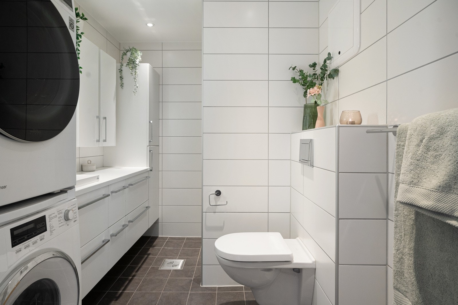 Badet ble oppgradert i 2013 og har flislagte gulv og vegger, samt slett himling med innfelte downlights. Det er varme i gulvet og mekanisk avtrekk via en felles avtrekksvifte Galleribilde