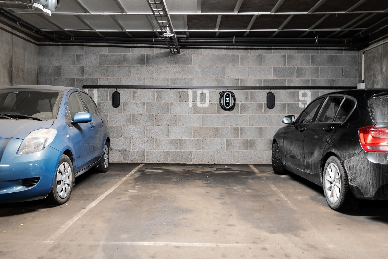 Leiligheten disponerer en garasjeplass i lukket garasjeanlegg i kjelleren. Lader for el-bil er montert og det er adkomst via trapp og heis Galleribilde
