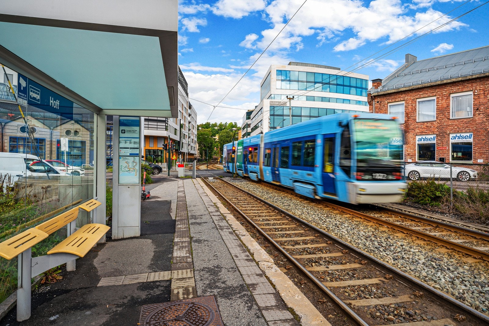 Nærmeste buss-/ og trikkeholdeplass er Abbediengen og Hoff som ligger ca. 3 og 7 min gange fra boligen Galleribilde