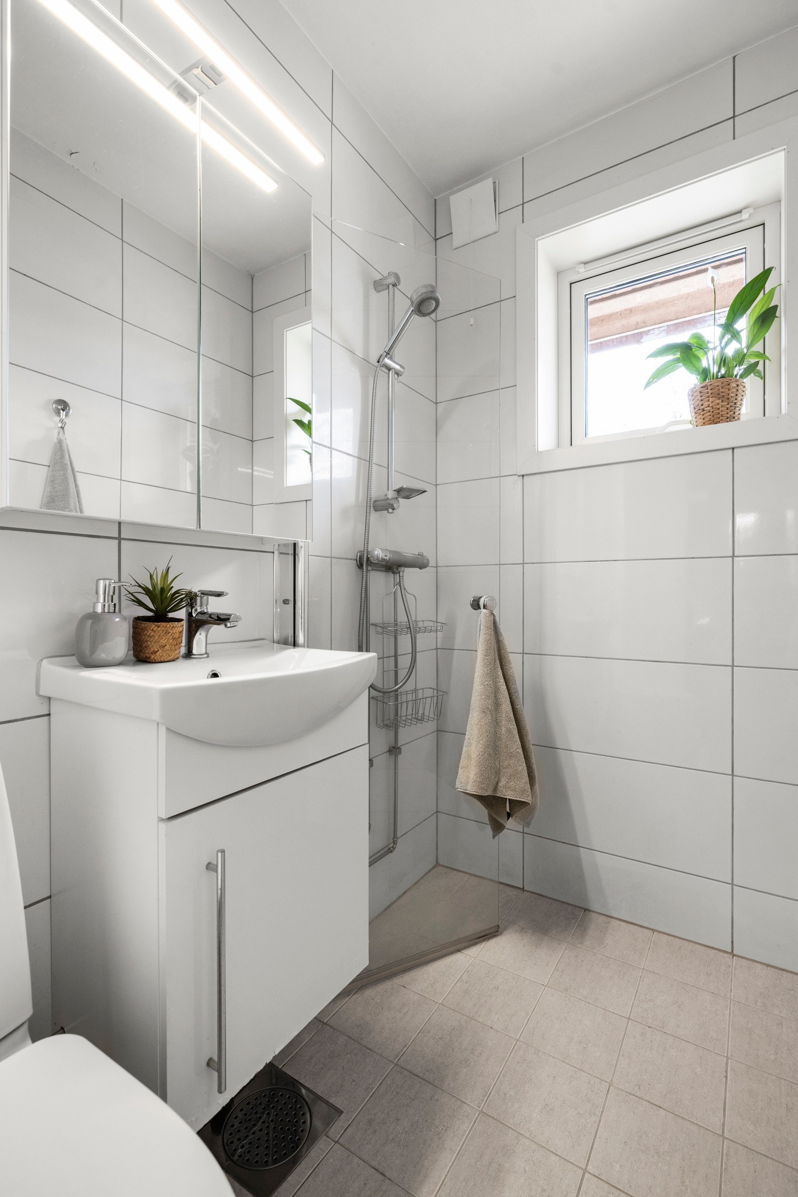 - Pent flislagt bad med varmekabler - Galleribilde