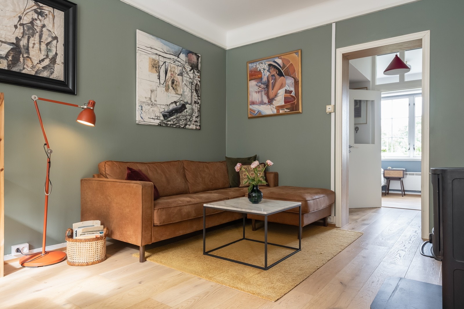 Her har man godt med plass til stor sofagruppe. Det er lagt varmekabler i alle gulv på stuen/kjøkkenet. Galleribilde