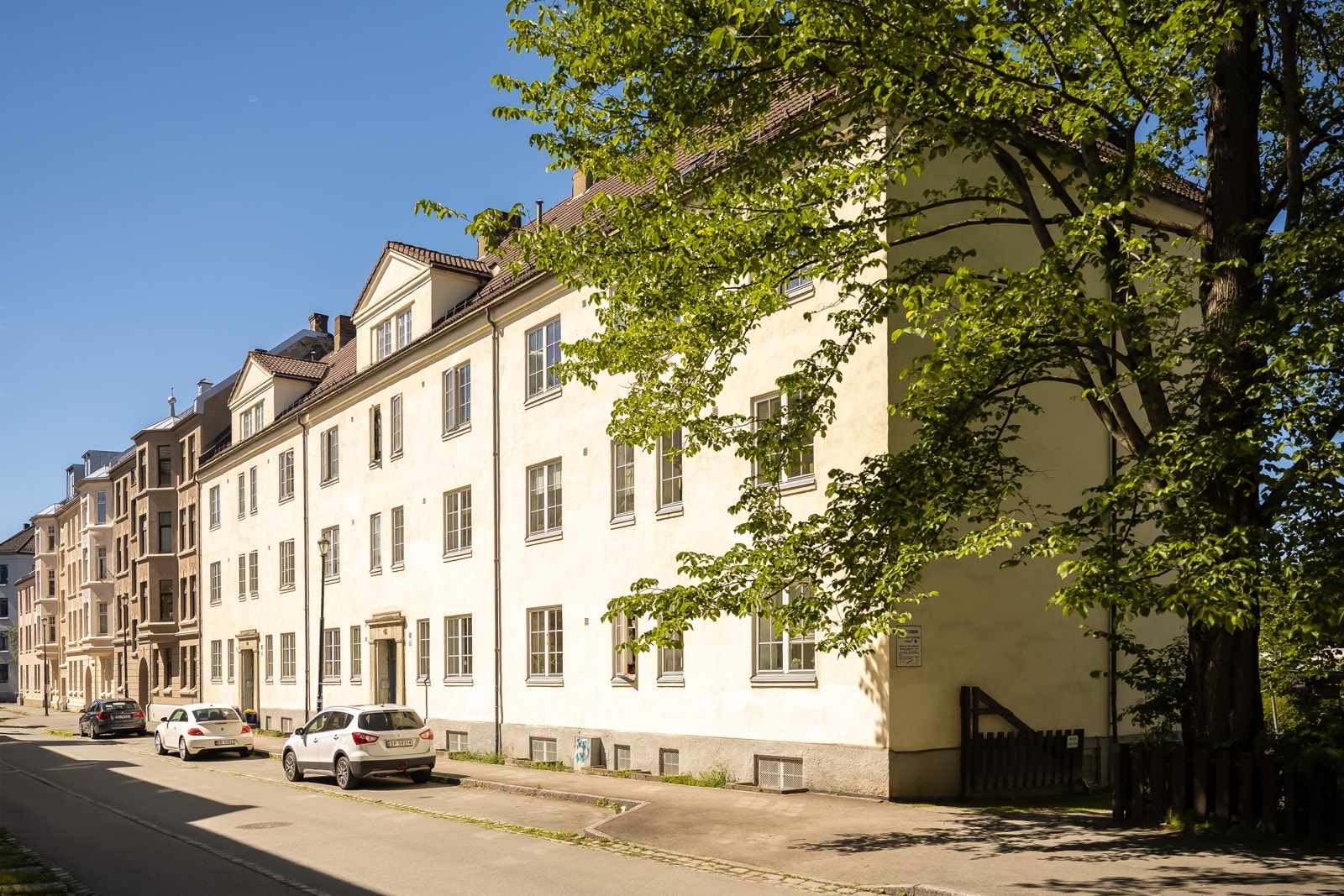 Leiligheten ligger i en høy 1. etasje som gir minimalt med innsyn. Den vender ut mot Ulstadløkkveien; ei meget rolig gate uten særlig gjennomgangstrafikk. Galleribilde