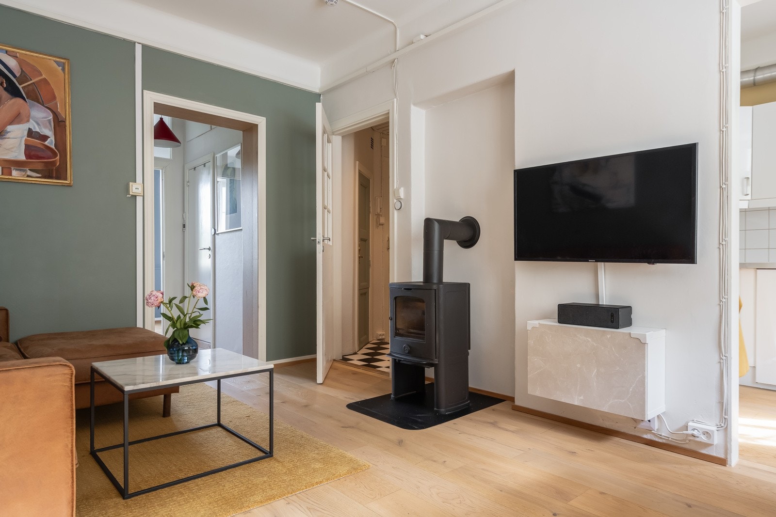 Det er mulighet for vedfyring, noe som gir en god og lun varme på kalde vinterdager. Galleribilde