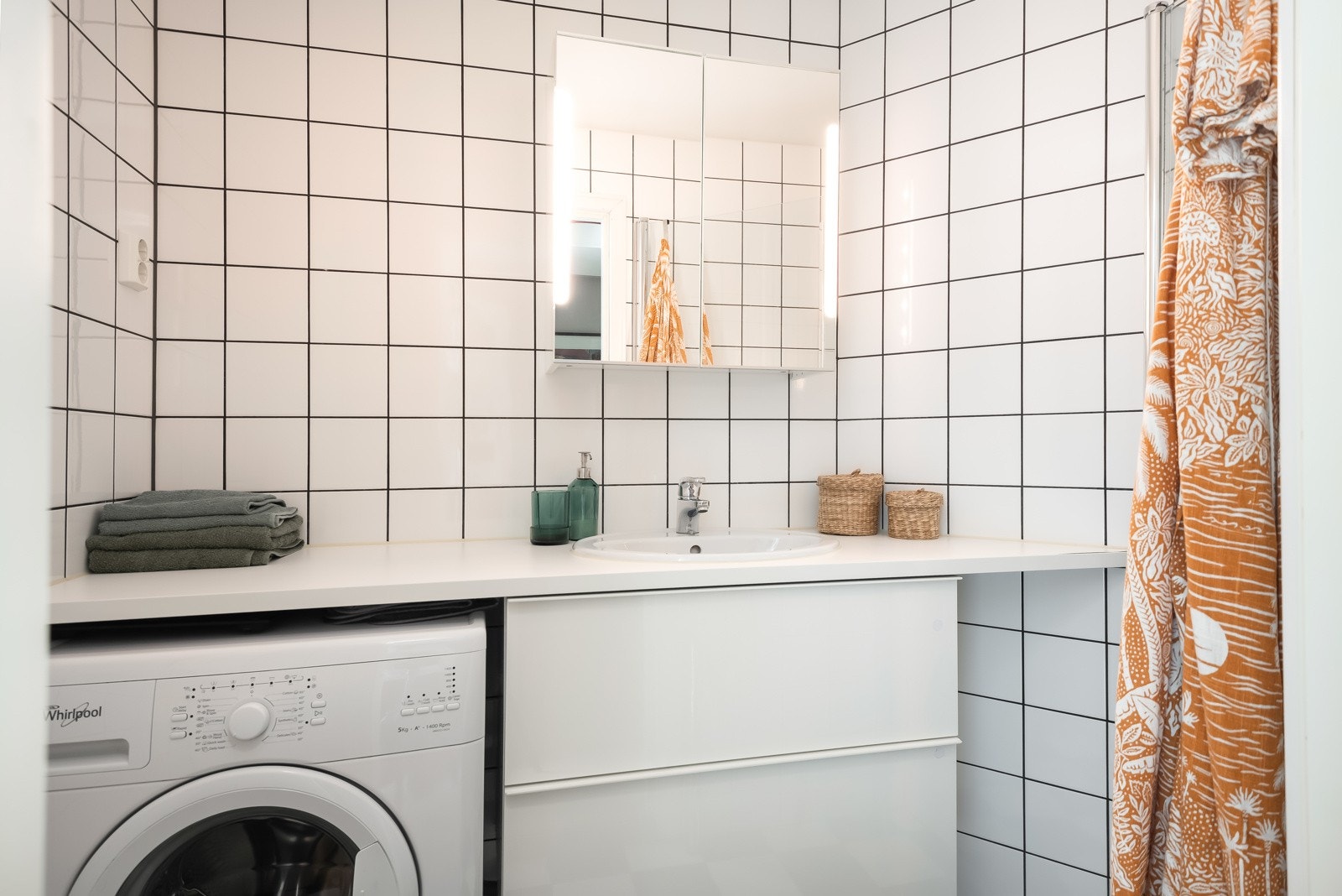 Badet har tilkomst fra gang mellom stue og soverom. Badet er renovert av tidligere eier i 2016. Galleribilde