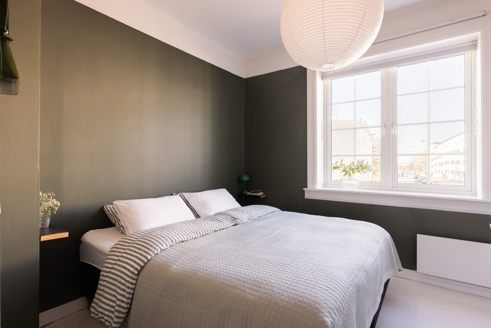 - Lunt og innbydende soverom med god plass til dobbeltseng - Galleribilde