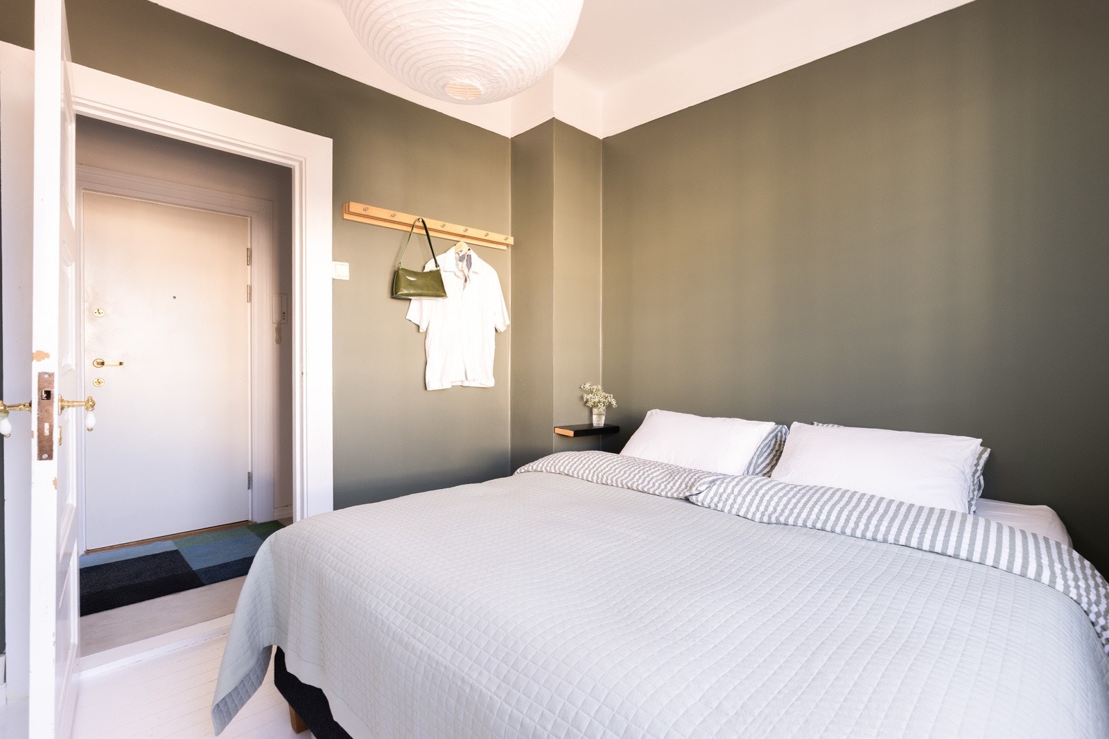 - Sengen er 1.80m bred. På gulvet er det originale tregulv som er malt hvite - Galleribilde