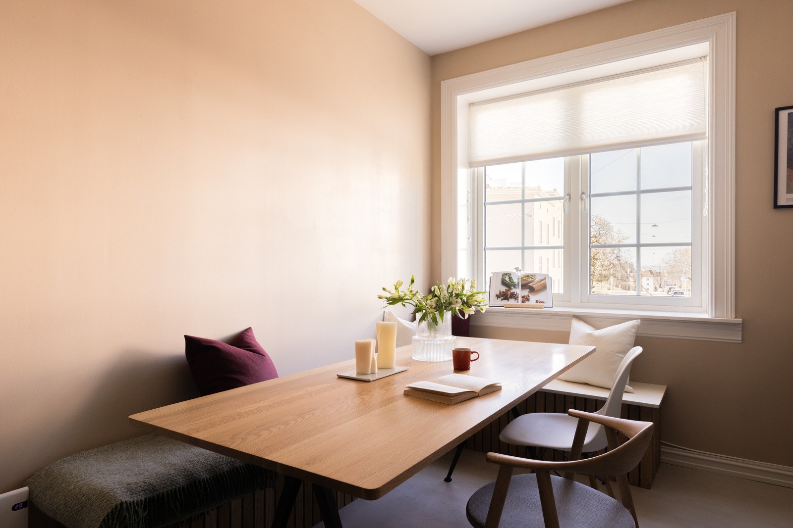 - Plassbygget sittebenk gir rikelig med sitteplass - her kan det inviteres til sosiale sammenkomster! - Galleribilde