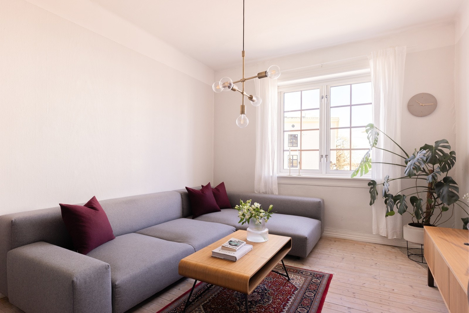 - Romslig og fin stue med plass til sofaseksjon og tv-møblement - Galleribilde