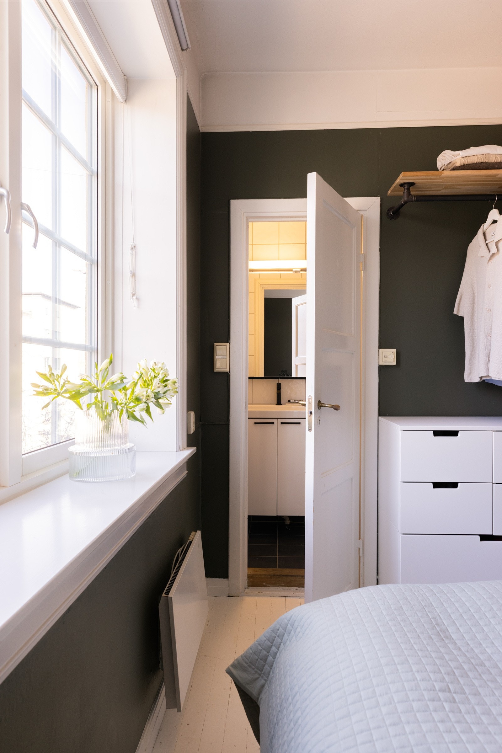 - Fra soverommet er det adkomst til badet - Galleribilde