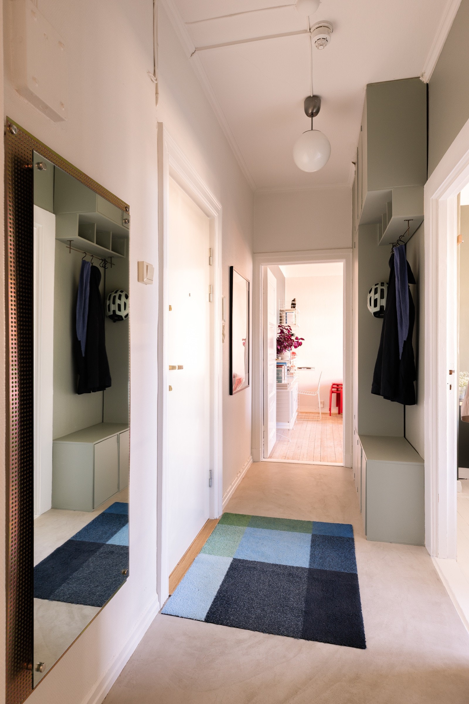 - Plassbygget garderobeløsning gir godt med oppbevaring - Galleribilde