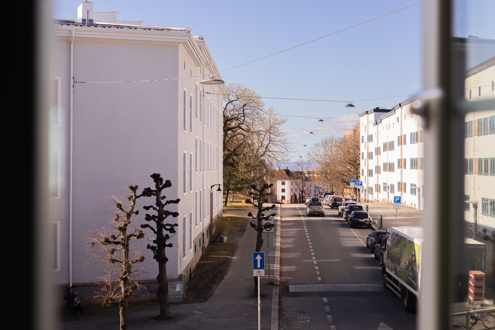 - Flott utsyn fra både stue, soverom og kjøkken. Det er innstallert spesialtilpasset plissegardiner på alle vinduene - Galleribilde