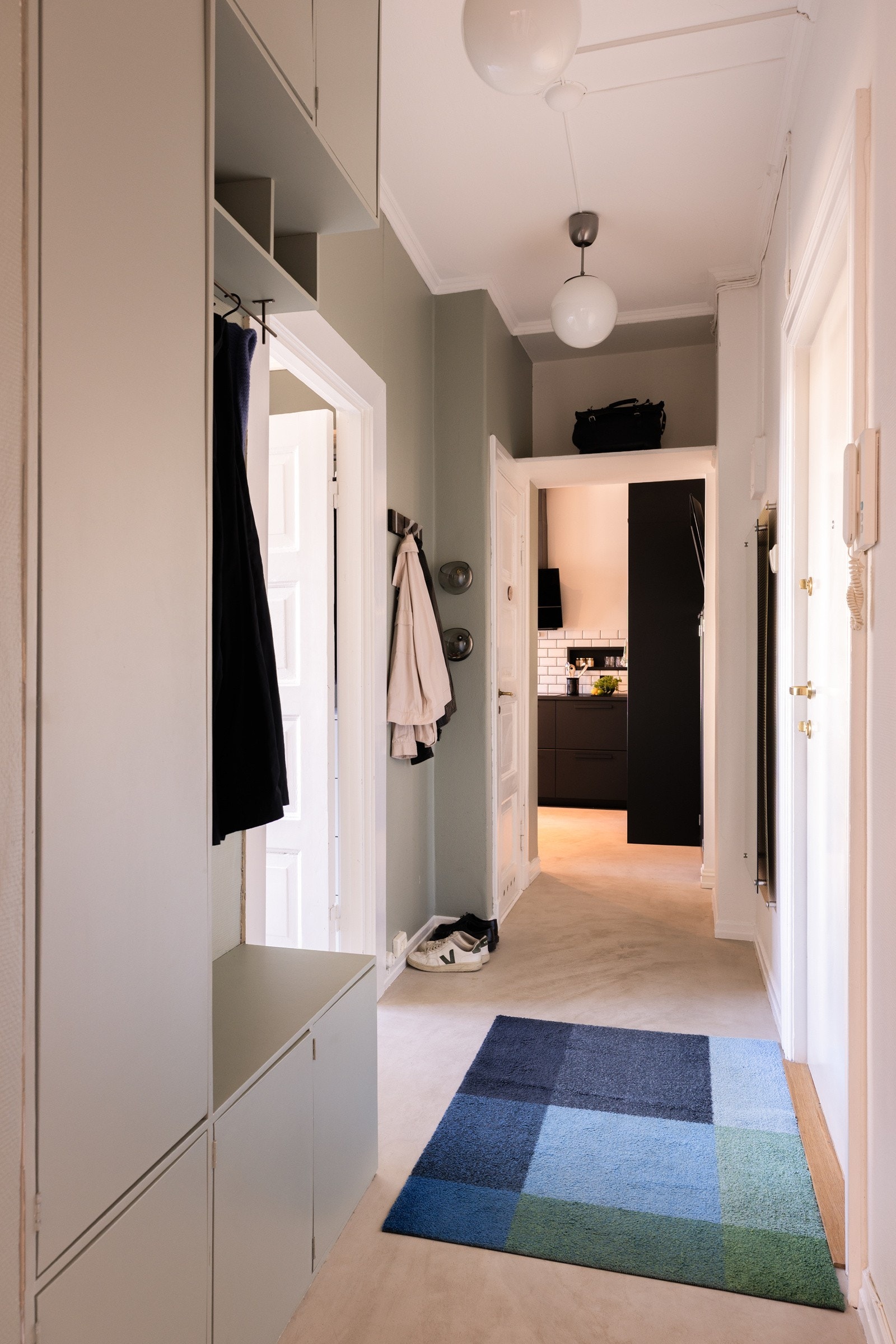 - Innbydende entrè hvor det er lagt mikrosement på gulvet - Galleribilde