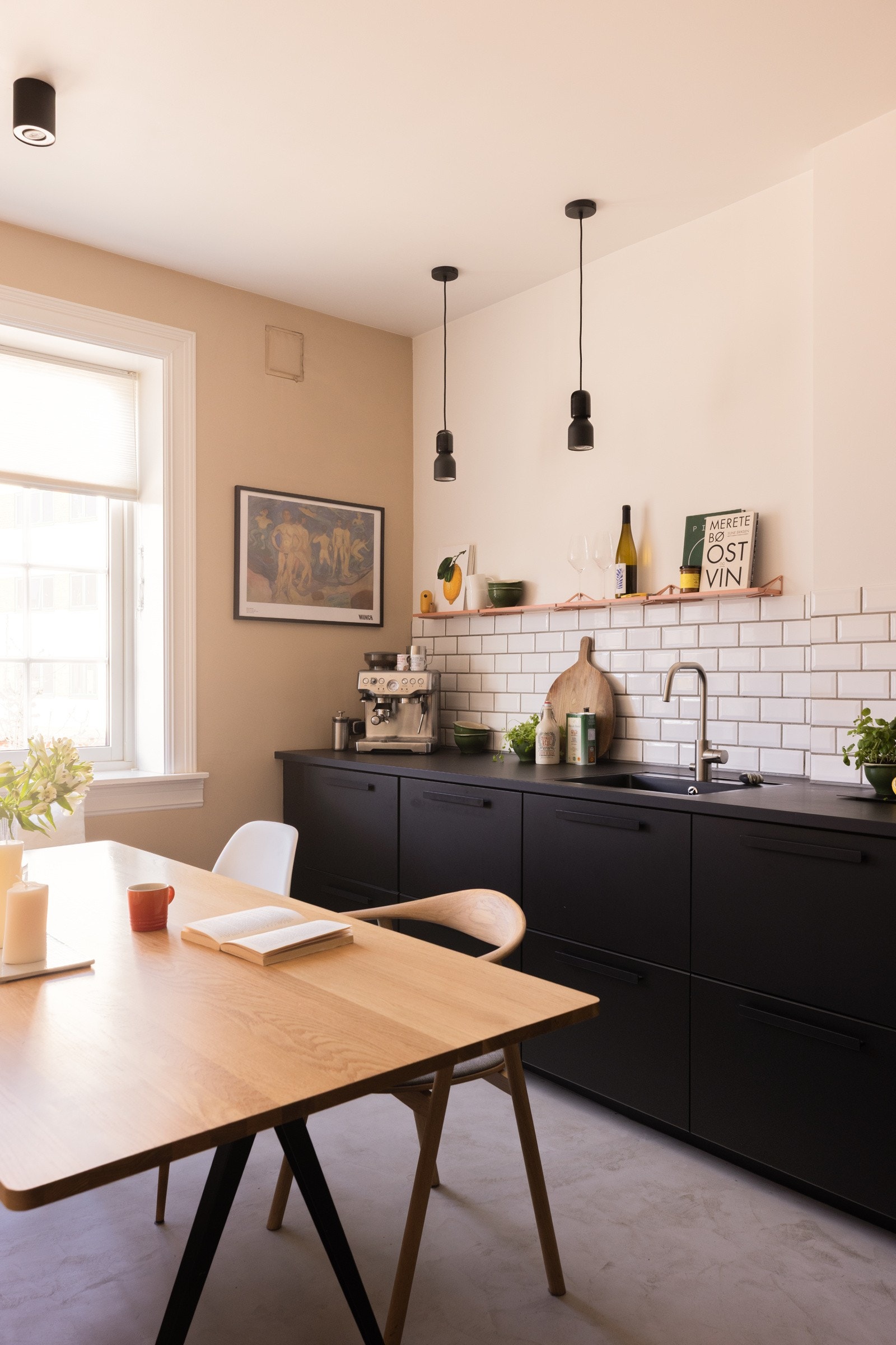 - Godt med skap -og benkeplass. Mikrosement på gulvet - Galleribilde