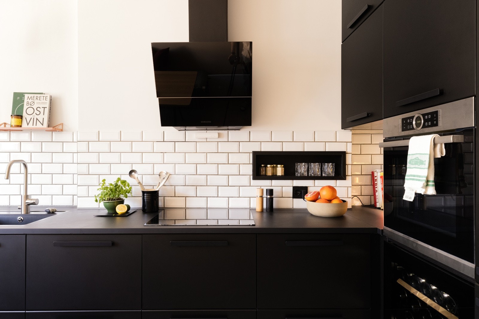 - Pent kjøkken fra 2019 med ekstra dyp benkeplate, kvalitetshvitevarer og vaskemaskin - Galleribilde