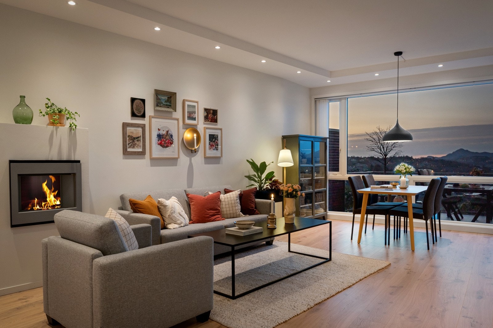 I stuen er det god plass til å møblere med både spise- og sofagruppe. Galleribilde