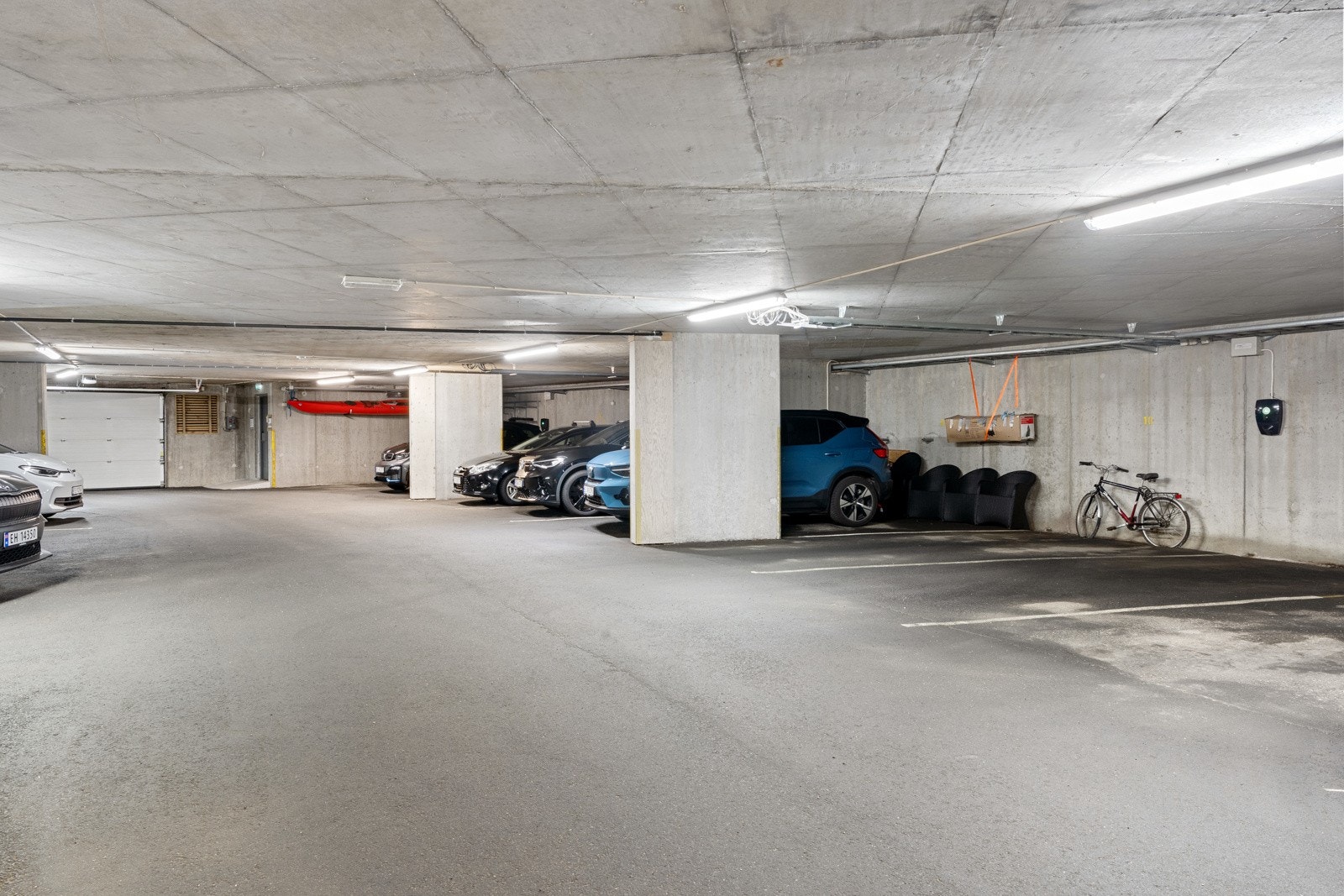 Fast plass i garasjen, samt gjesteparkering i carport. Galleribilde