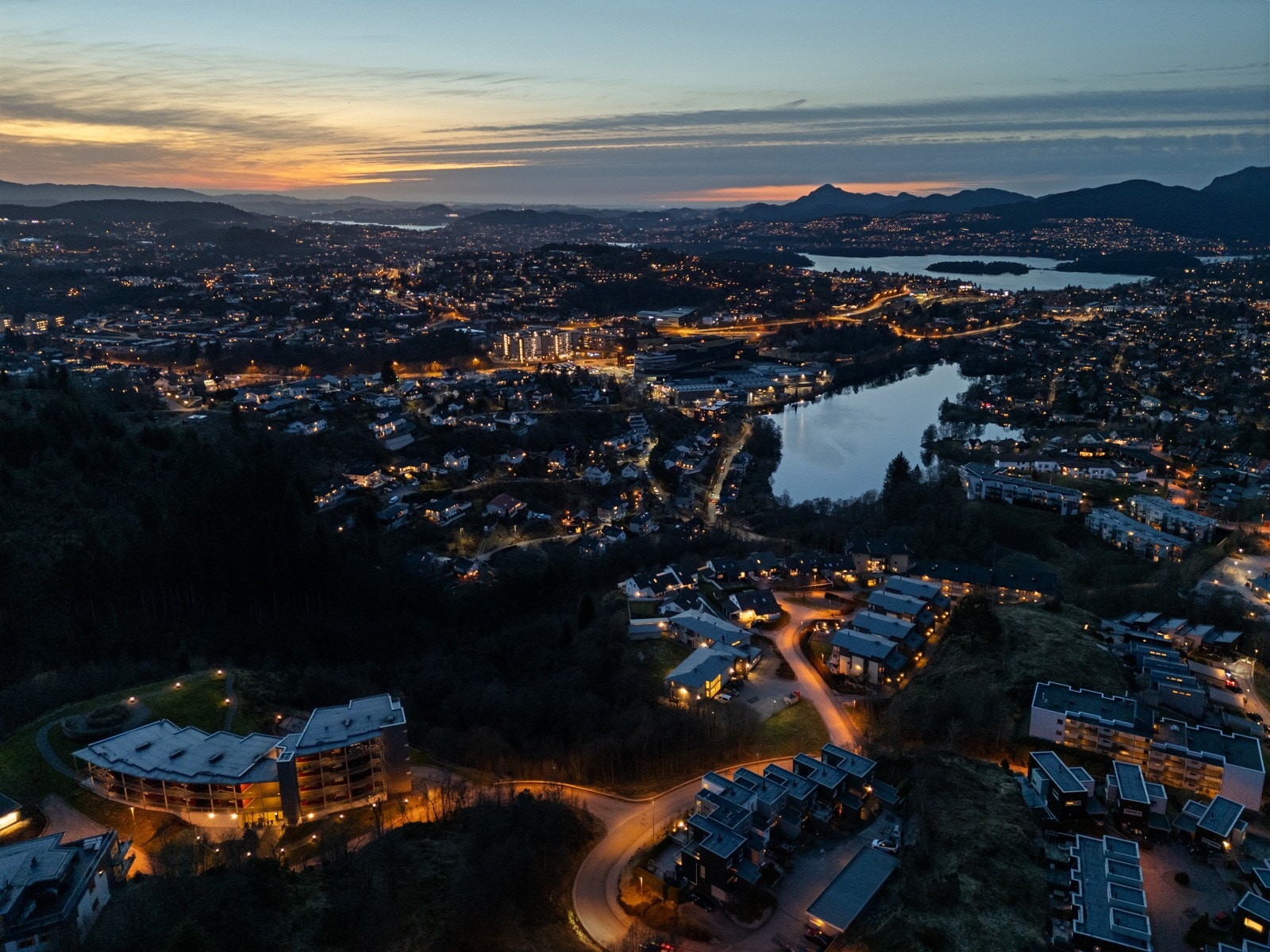 Nærmeste dagligvare er Coop Extra Apeltun og Meny Lagunen som begge ligger en spasertur på 15 minutter unna. Galleribilde