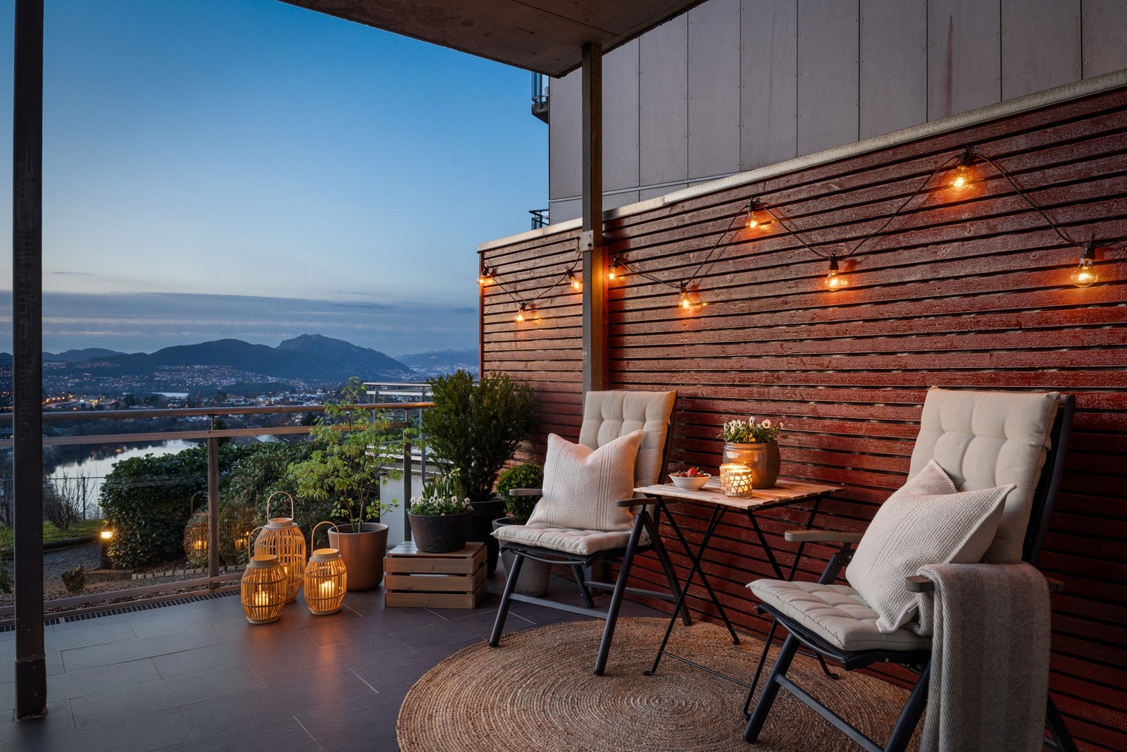 En moderne 2-roms leilighet med fantastisk utsikt og terrasse med gode solforhold. Galleribilde