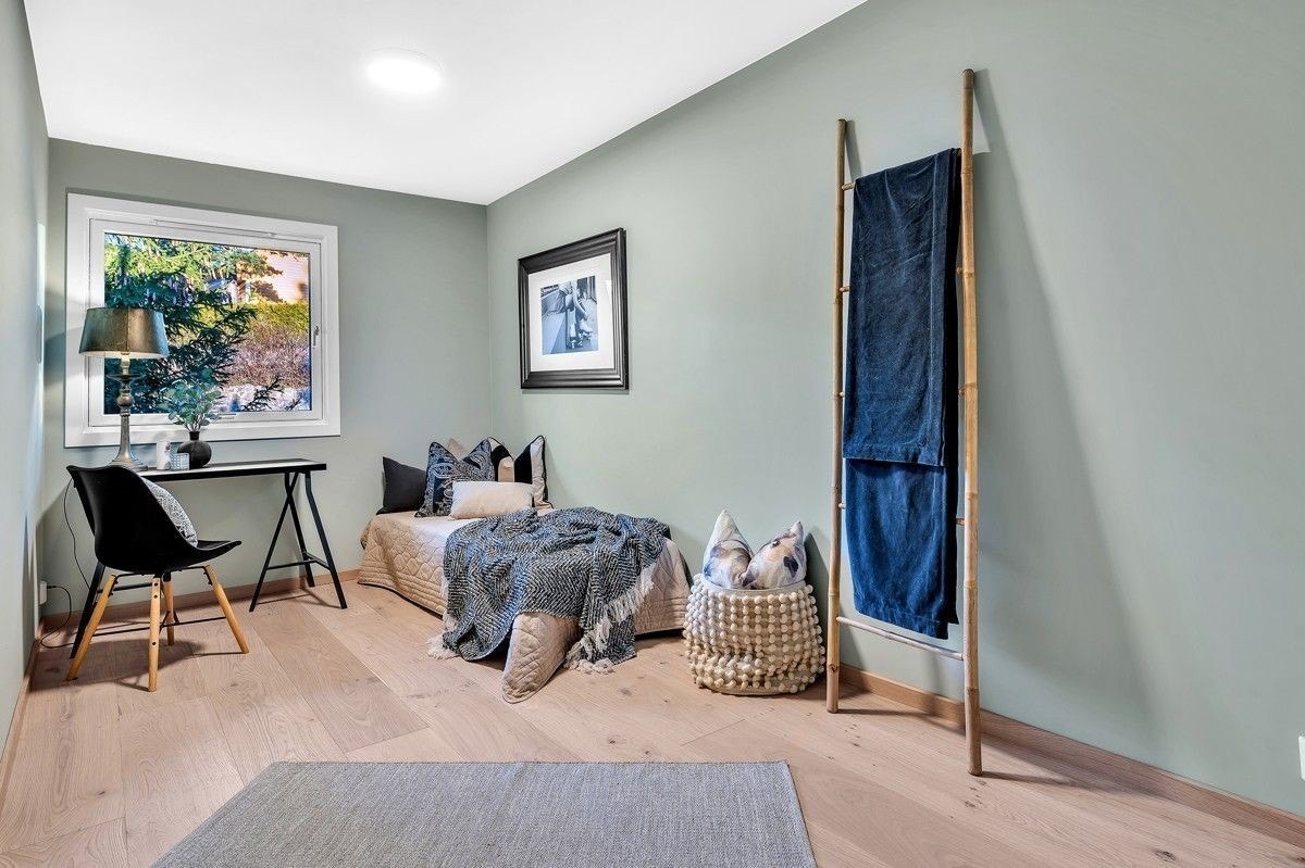 Soverom 3 passer perfekt som gjesterom, barnerom eller kontor. God plass til seng og garderobeskap. Galleribilde