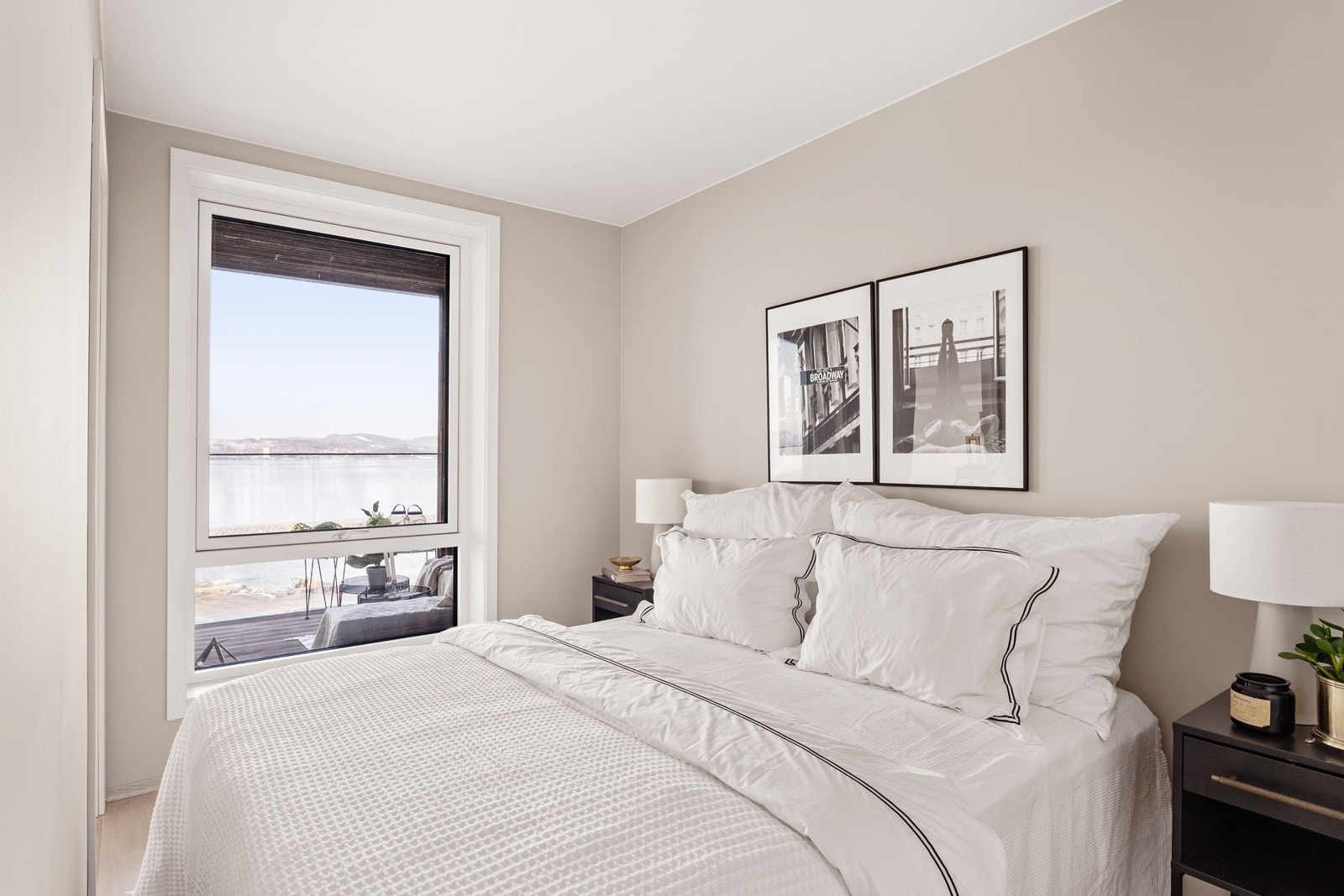 Soverommets løsning gir plass til en dobbeltseng i midten slik at arealet kan utnyttes maksimalt. Galleribilde