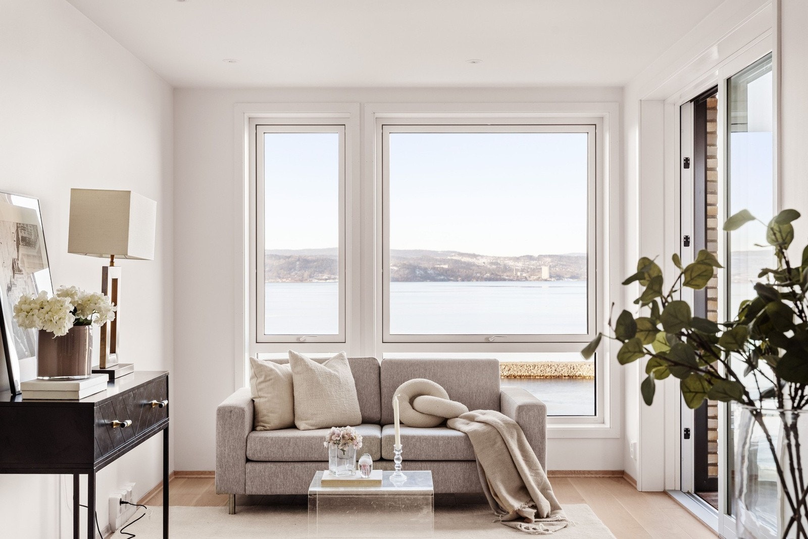 . I enden av rommet er det utgang til en koselig balkong, som på sommerstid oppleves som en forlengelse av stuen. Galleribilde