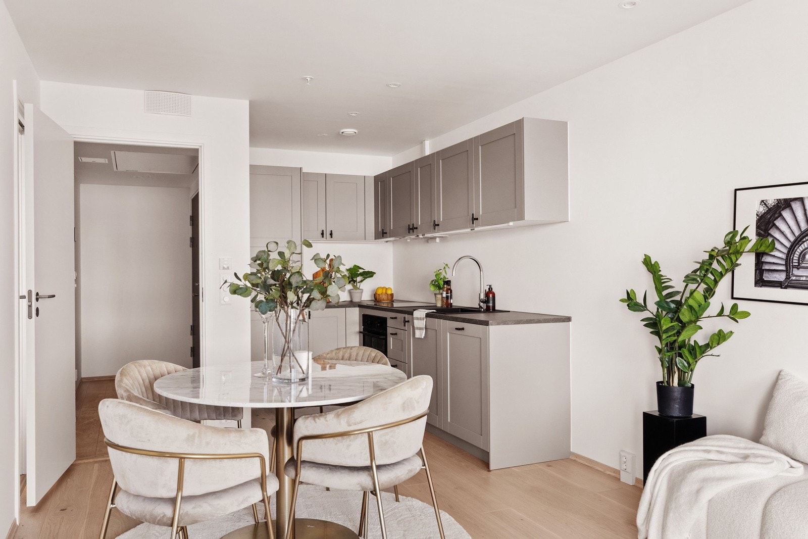 Innbydende, pent kjøkken fra Drømmekjøkkenet med åpen løsning mot stuen. Galleribilde