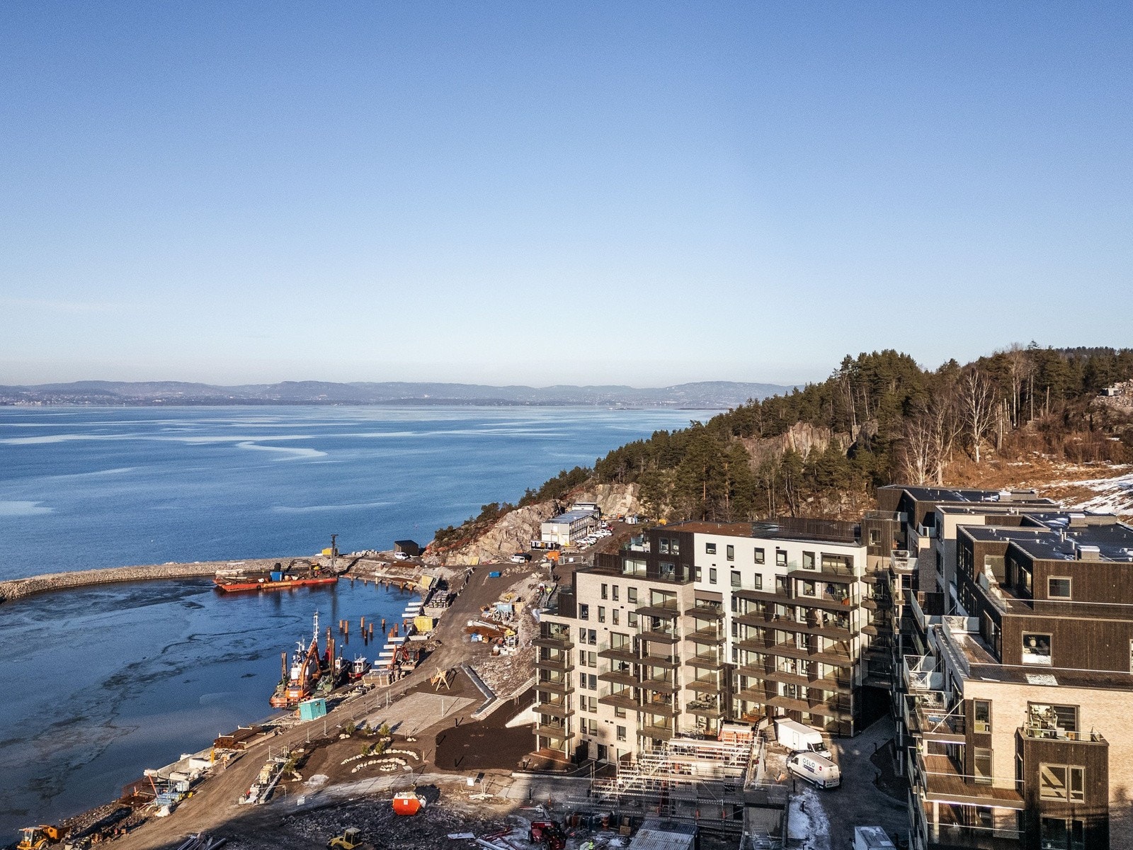 Området byr på fantastiske sol- og lysforhold, med både sjøen og skogen som nærmeste naboer. Galleribilde