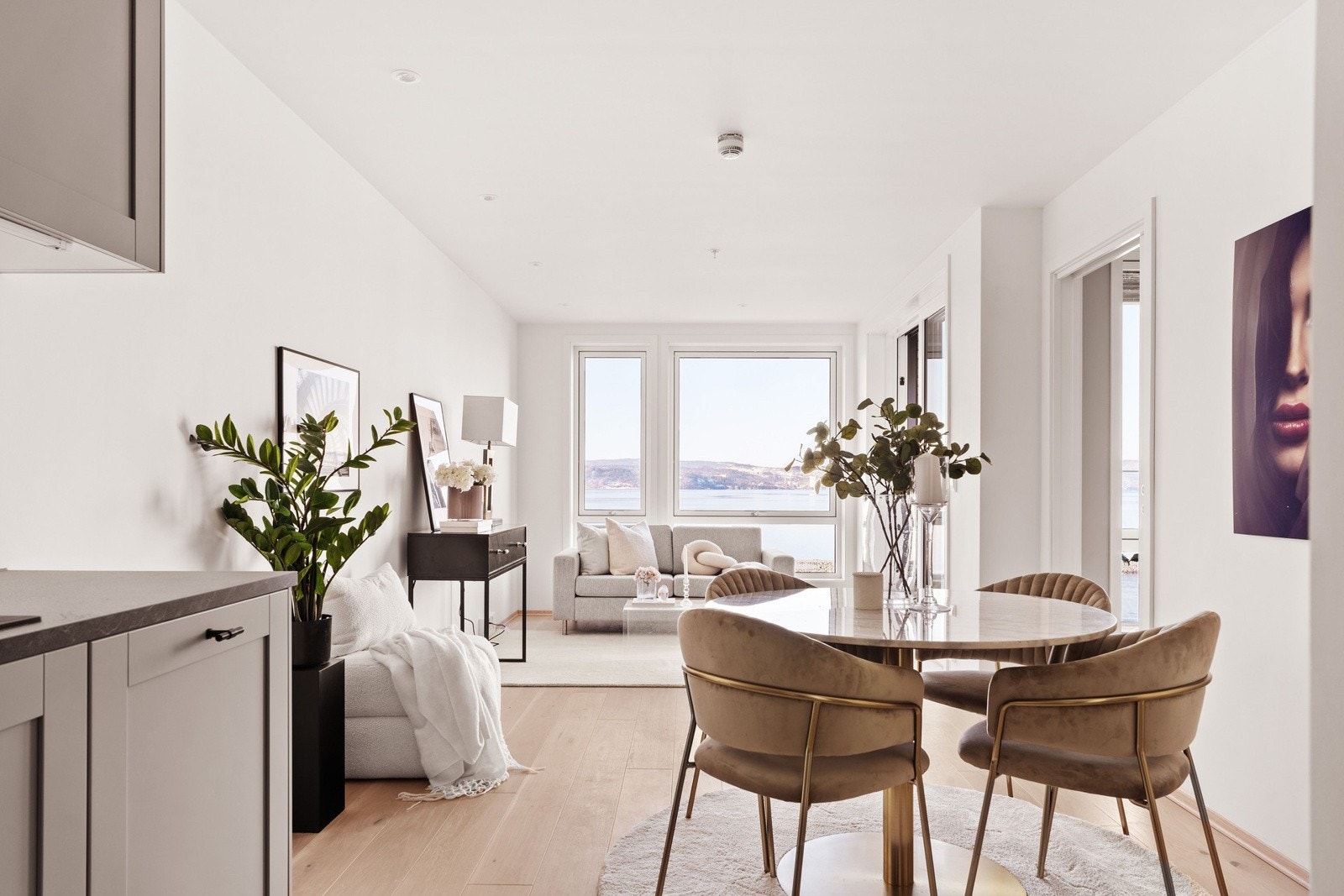 Luftig stue med store vindusflater som slipper inn godt med naturlig lys, og skaper en god atmosfære. Galleribilde