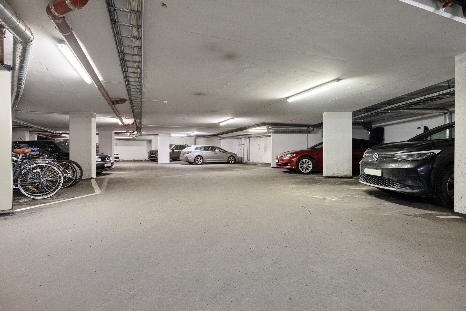 Det er mulighet for leie av garasjeplass i borettslagets underetasje for kr 1300,- i måneden. Per nå er det en på venteliste. Galleribilde