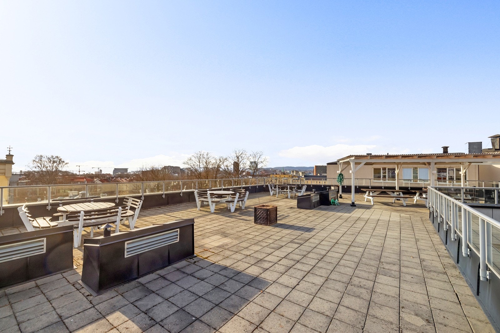 Borettslaget har en solrik felles takterrasse med sittegrupper og pergola. Galleribilde