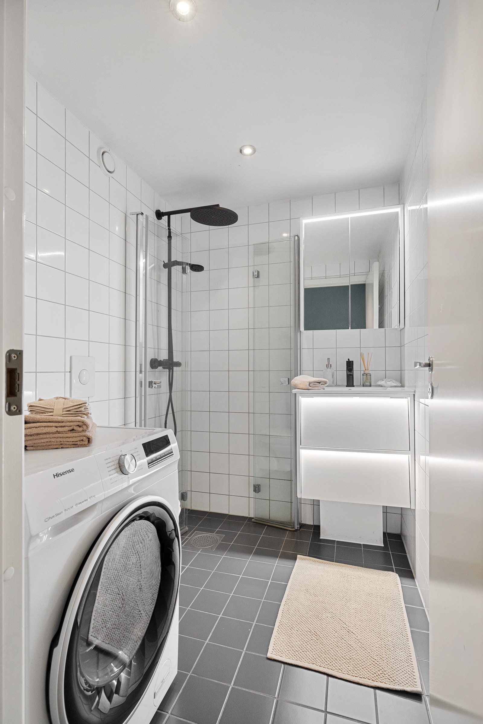 Pent bad med nyere innredning, utstyrt med behagelig gulvvarme, opplegg for vaskemaskin og downlights i himlingen. Galleribilde