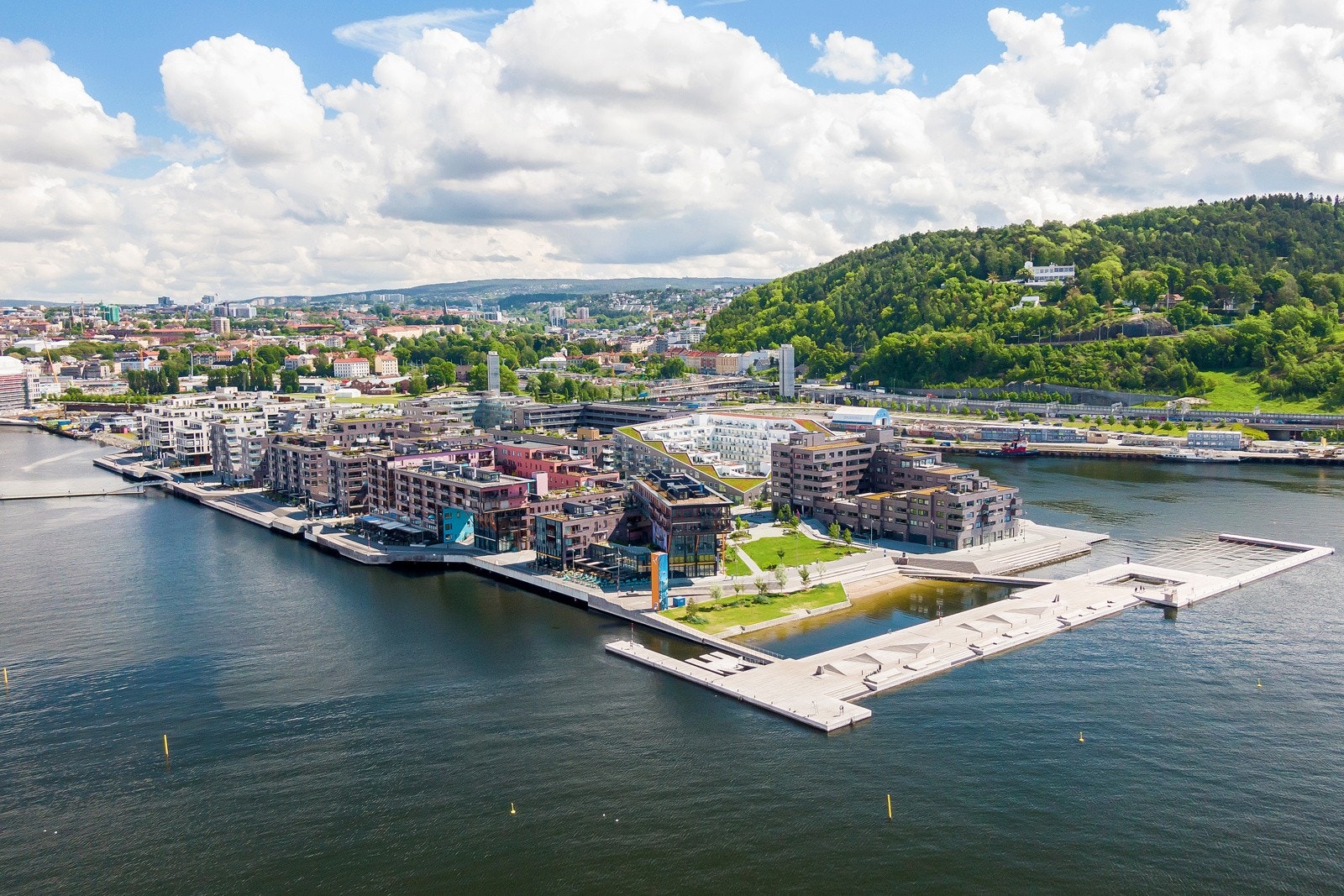 Her finner du Sørenga Sjøbad med gresskledd parkområde med rikelig med sitteplasser, stupetårn, utedusjer og sandstrand. Galleribilde